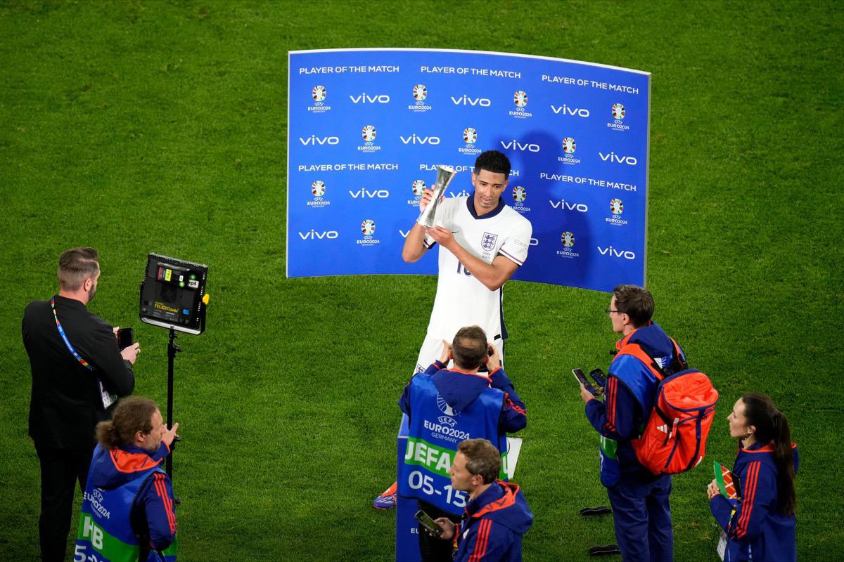 贝林厄姆现身青年欧冠：带伤观战Juvenil A击败切尔西晋级八强